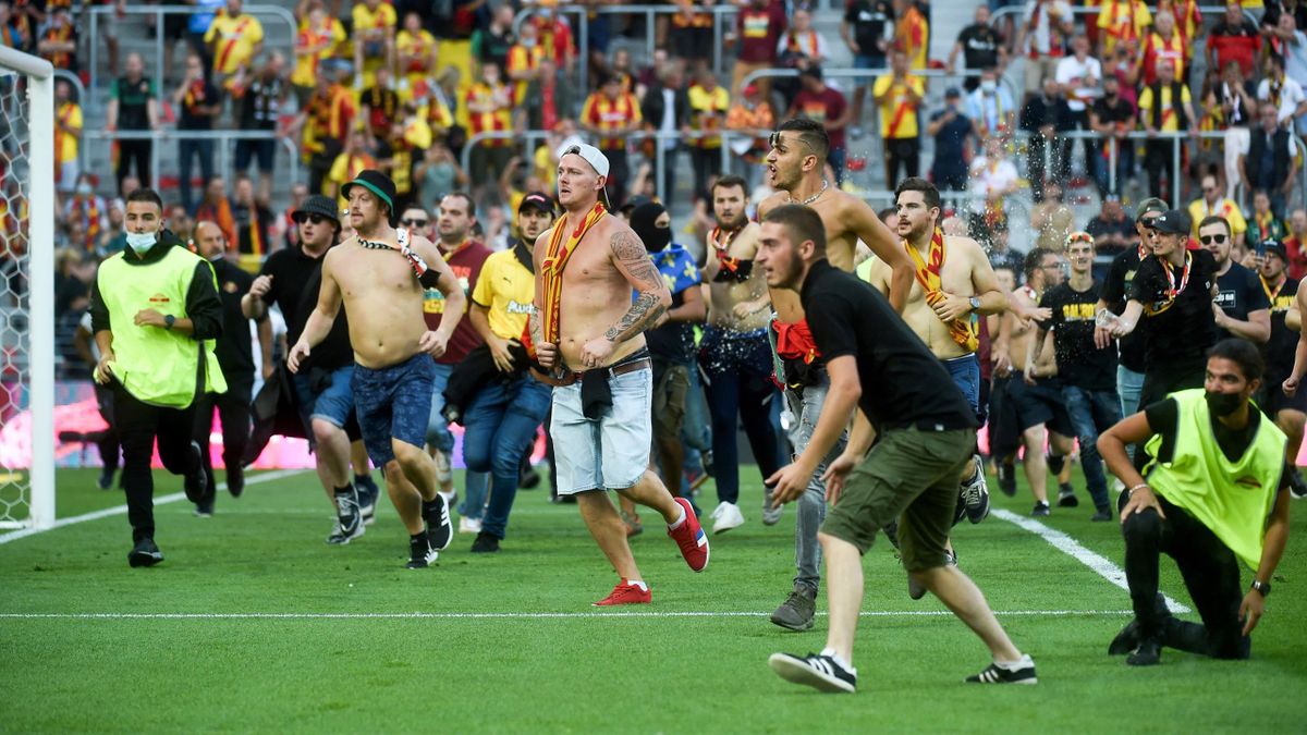Fans stürmen beim Derby zwischen Lens und Lille den Rasen