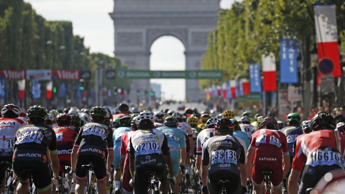 Het peloton op de Champs-Elysess, voor de Arc de Triomphe in de Tour van 2017