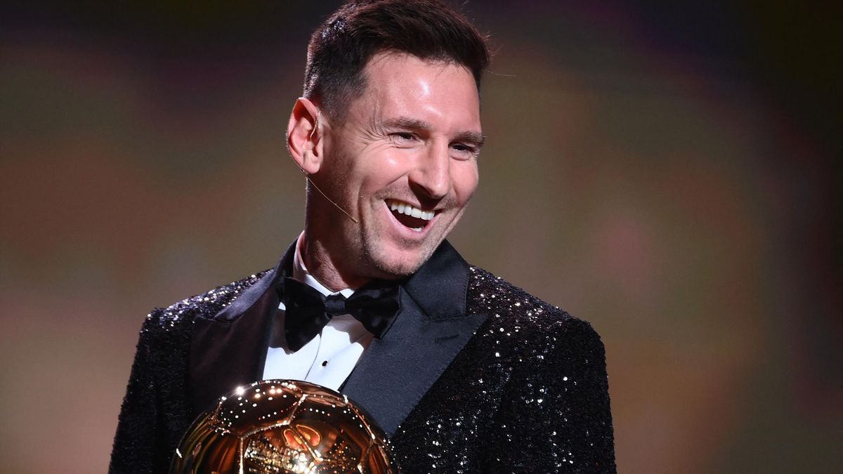 Lionel Messi with the 2021 Ballon d'Or trophy.