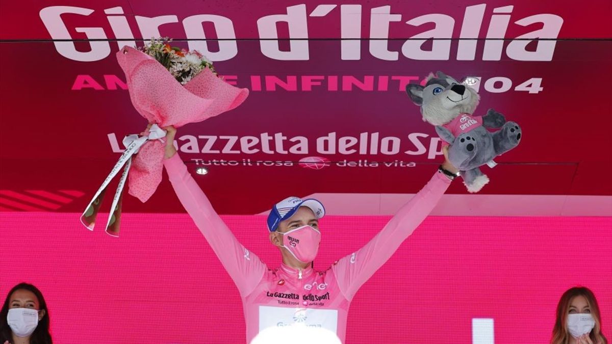 Attila Valter sul podio di Ascoli con la maglia rosa - Giro d'Italia 2021