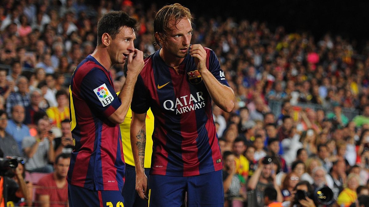 Ivan Rakitic (R) of FC Barcelona consults with Lionel Messi (Getty)