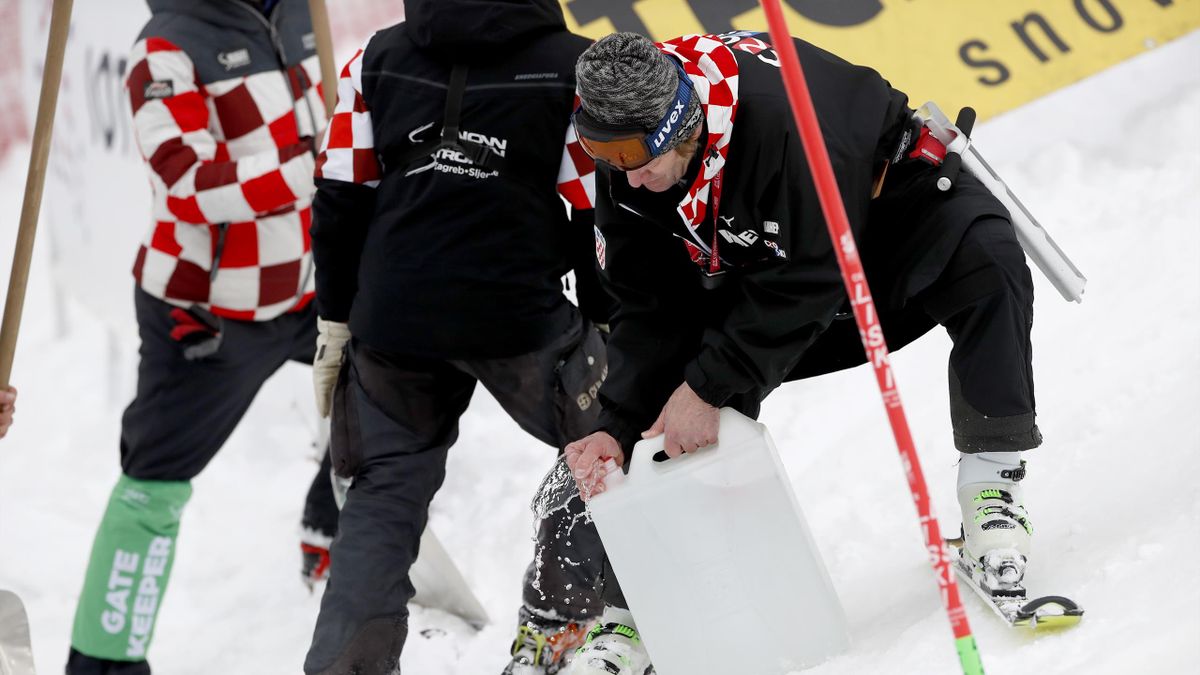 Caos nello slalom di Zagabria, gli addetti ai lavori riparano la pista con acqua e sale