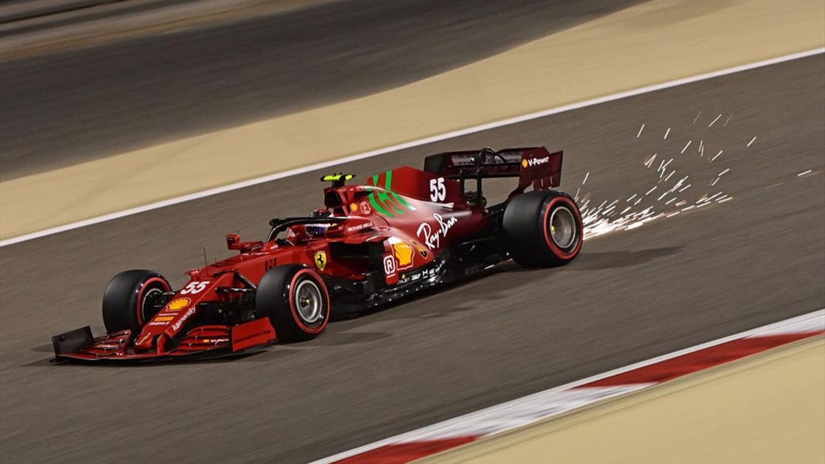 La Ferrari di Carlos Sainz sulla pista di Sakhir durante le qualifiche del GP del Bahrain del Mondiale 2021 di Formula 1