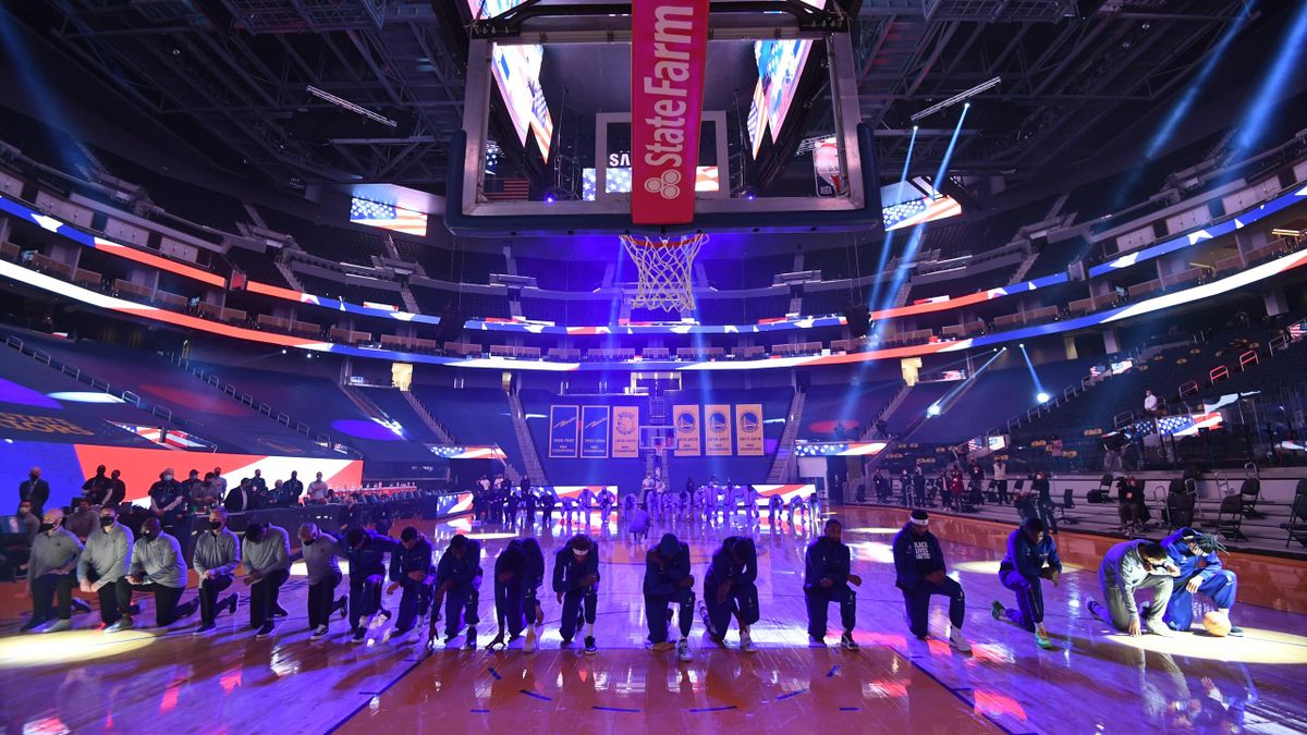 Les joueurs des Warriors, genou à terre, avant leur match face aux Clippers
