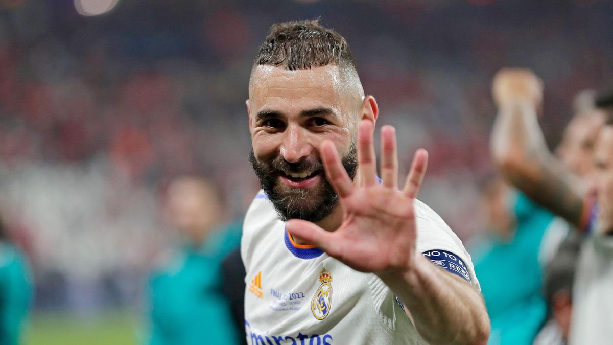 Karim Benzema of Real Madrid celebrating the Champions League victory showing he won five titles during the UEFA Champions League match between Liverpool v Real Madrid at the Stade de France on May 28, 2022