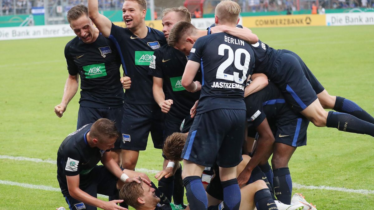 Hertha BSC Berlin Trainer Pal Darbai freut sich nach U19 ...