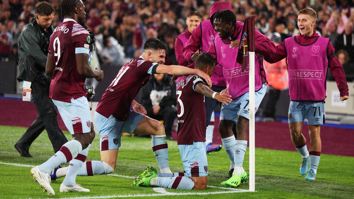 LONDON, ENGLAND - SEPTEMBER 08: Emerson Palmieri of West Ham United celebrates with teammates after scoring their team's second goal during the UEFA Europa Conference League group B match between West Ham United and FCSB at London Stadium on September 08,
