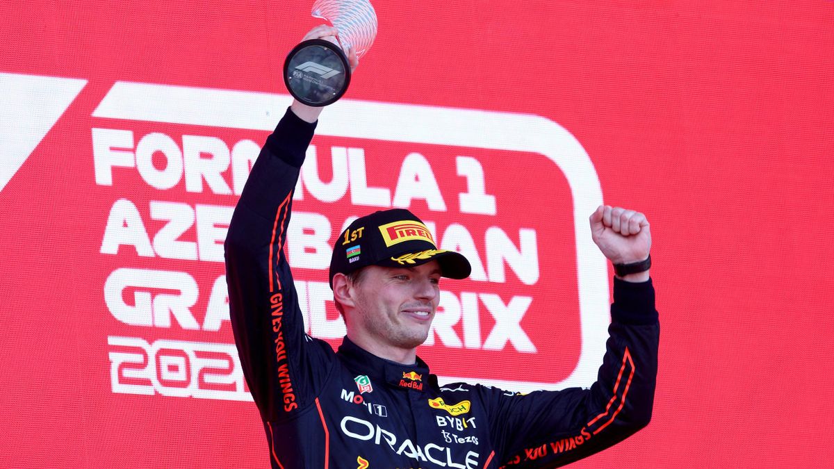 El ganador de la carrera, el holandés Max Verstappen, y el equipo Oracle Red Bull Racing celebran en el podio durante el Gran Premio de Azerbaiyán de F1 en el Circuito de la Ciudad de Bakú el 12 de junio de 2022 en Bakú, Azerbaiyán.