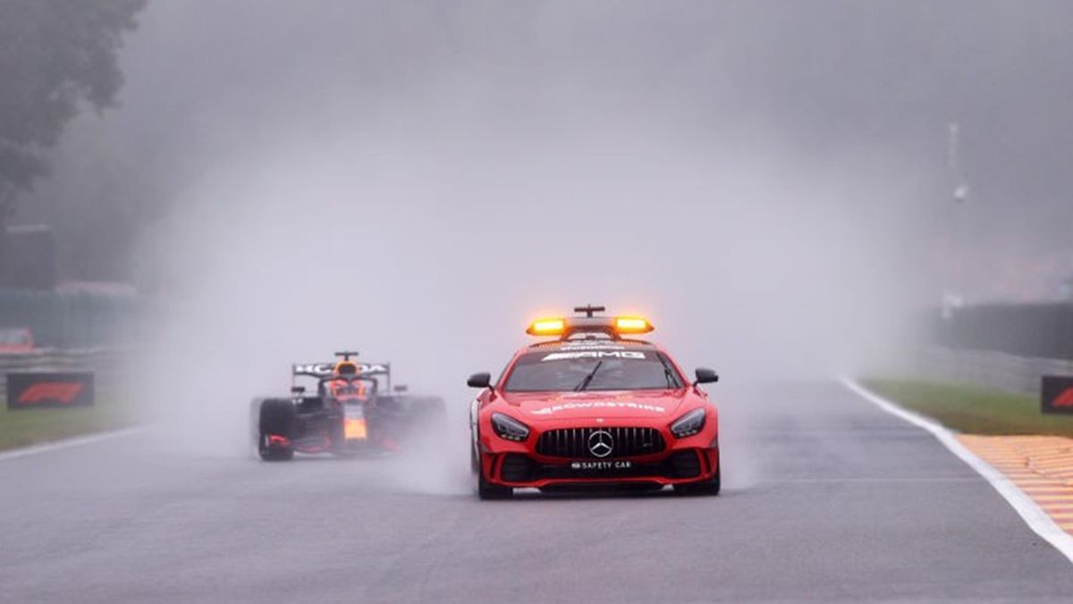 Max Verstappen (Red Bull) derrière la voiture de sécurité au Grand Prix de Belgique 2021