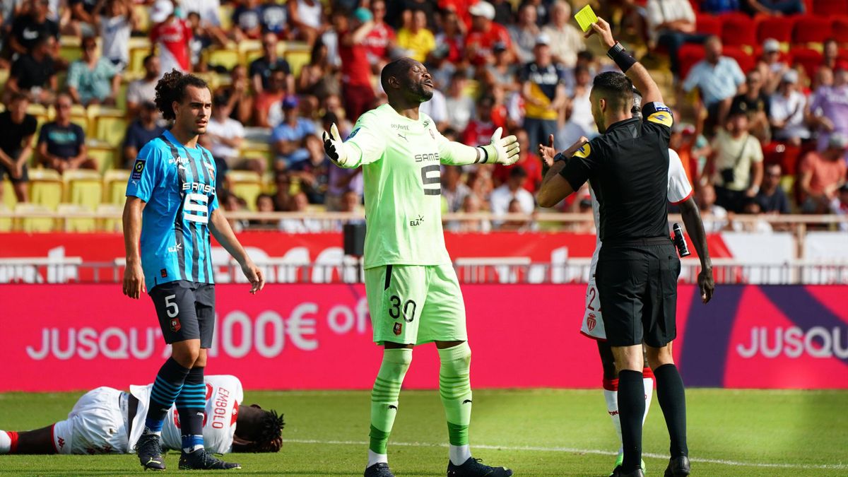 Steve Mandanda (Stade Rennais) a pris un carton jaune pour une sortie rugueuse au devant de Breel Embolo (AS Monaco) lors de la 2e journée de Ligue 1