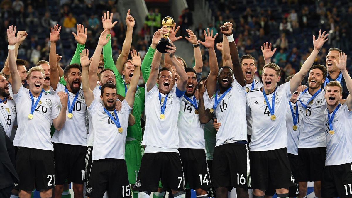 L'Allemagne soulève la Coupe des Confédérations.