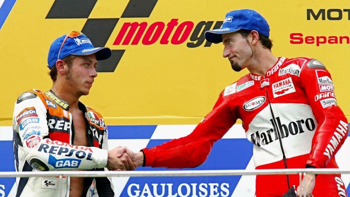 Valentino Rossi e Max Biaggi sul podio del Gran Premio della Malesia 2002