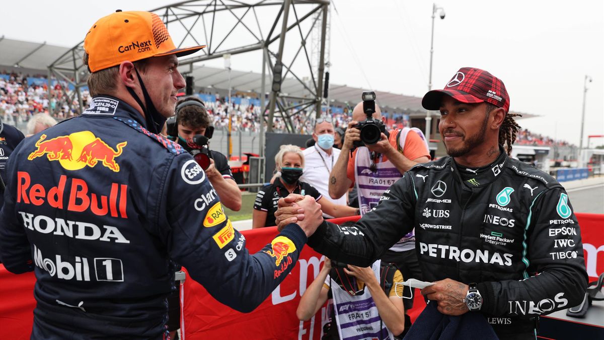 Max Verstappen scambia il cinque con Lewis Hamilton: domenica ad Abu Dhabi si scoprirà chi si aggiudicherà un mondiale F1 che è già leggendario