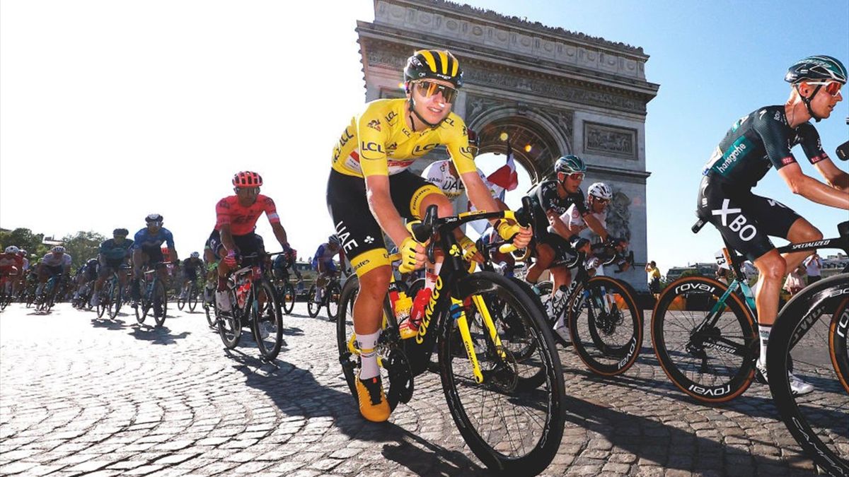 Pogacar durante il tratto in pavé sugli Champs-Élysées - Tour de France 2021