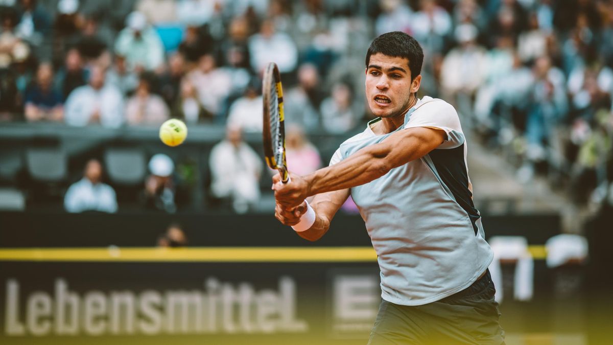 HAMBURG, GERMANY - JULY 22: (EDITOR'S NOTE: Image has been digitally enhanced) Carlos Alcaraz of Spain in action during day seven of the Hamburg European Open 2022 at Rothenbaum on July 22, 2022 in Hamburg, Germany. (Photo by Alexander Scheuber/Getty Imag