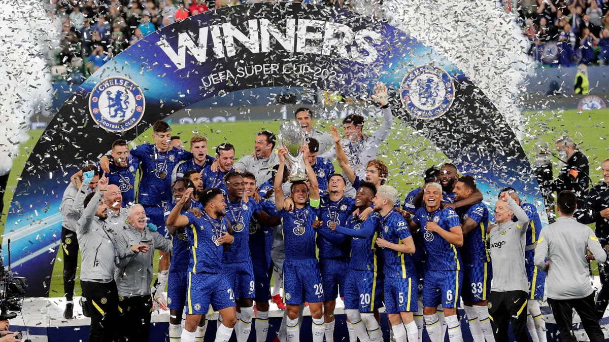 I giocatori del Chelsea alzano il trofeo della Supercoppa europea 2021 - Chelsea-Villarreal - Imago pub only in ITAxGERxSUIxAUT