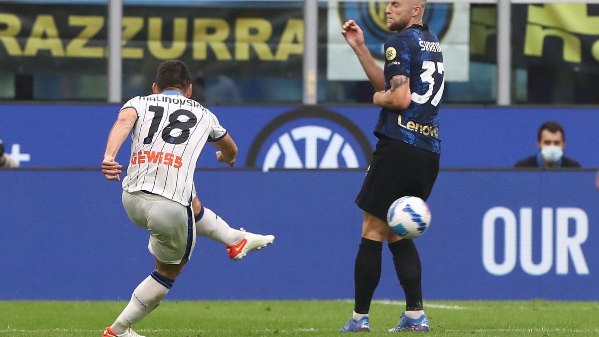 Руслан Малиновский забивает в матче «Интер» – «Аталанта»