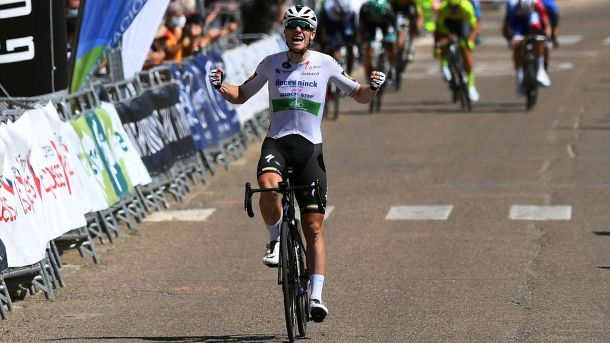 Sam Bennett (Deceuninck Quick-Step) s-a impus în cea de-a 4-a etapă din Vuelta a Burgos profitând de o căzătură în pluton cu 1 kilometru înainte de final