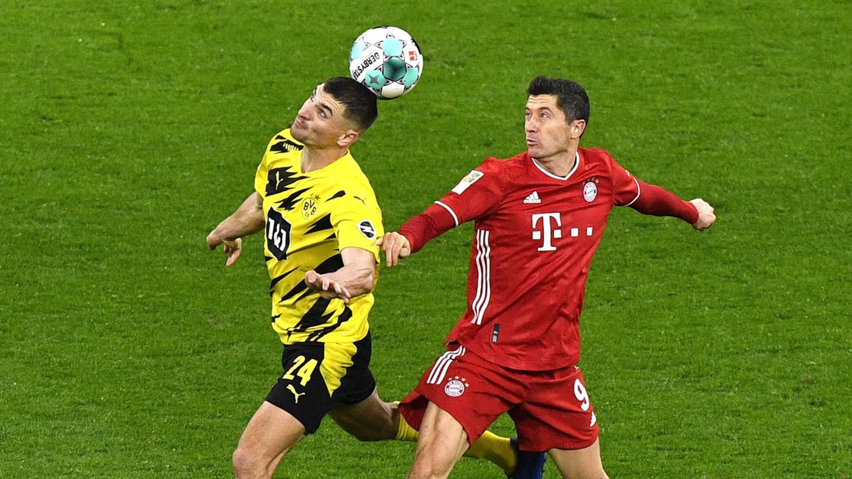 Thomas Meunier (links; Borussia Dortmund) im Zweikampf mit Robert Lewandowski (FC Bayern)