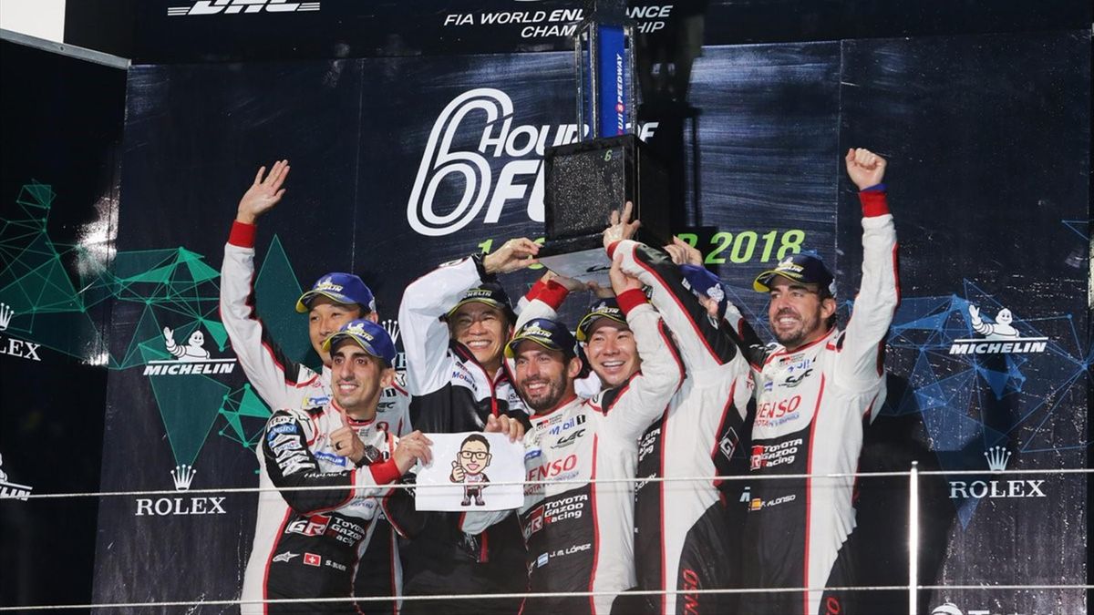 El equipo Toyota, con los miembros de sus coches 7 y 8, entre los que está Fernando Alonso, en el podio de las 6 Horas de Fuji