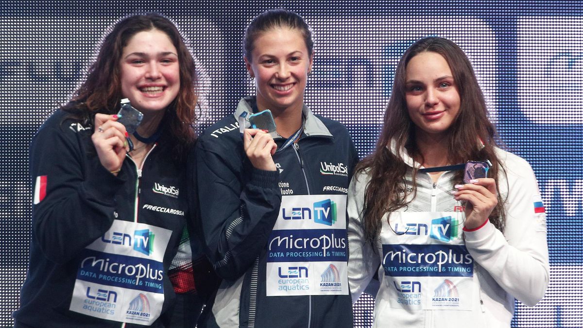 Arianna Castiglioni, Benedetta Pilato sorridenti con la medaglia d'oro e d'argento ottenuta nei 50 rana agli Europei Vasca Corta a Kazan