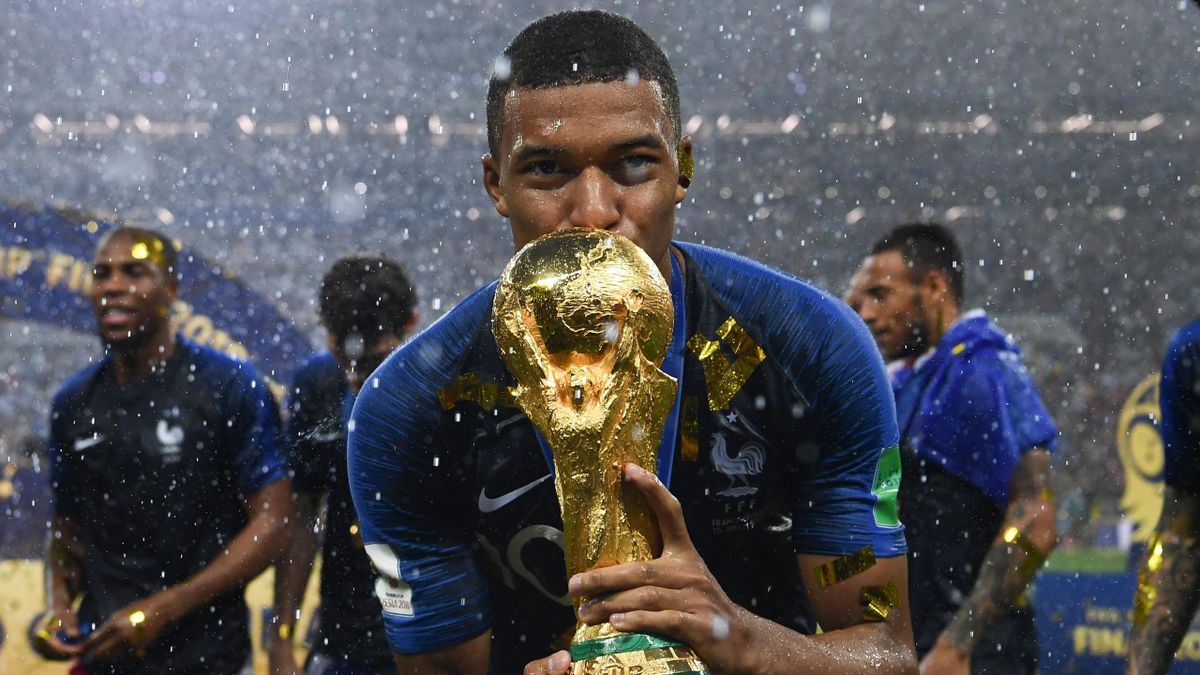 TOPSHOT - France's forward Kylian Mbappe kisses the World Cup trophy after winning the Russia 2018 World Cup final football match between France and Croatia at the Luzhniki Stadium in Moscow on July 15, 2018. (Photo by FRANCK FIFE / AFP) / RESTRICTED TO