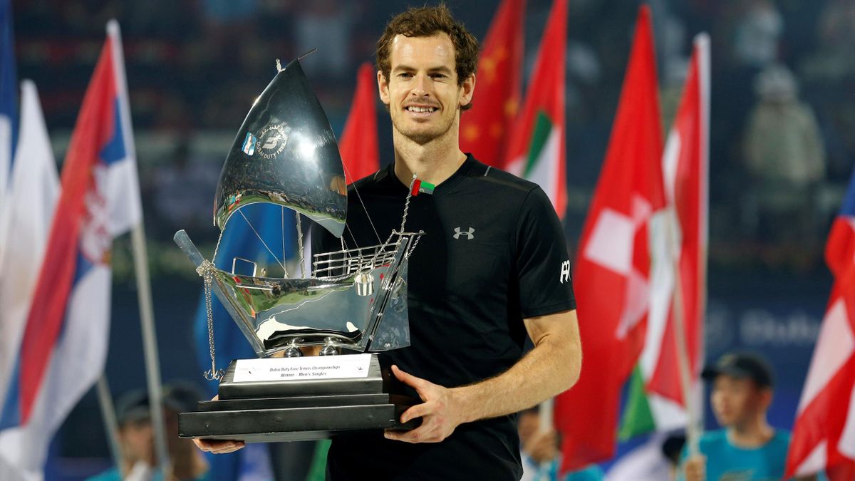 Andy Murray with his trophy in Dubai.