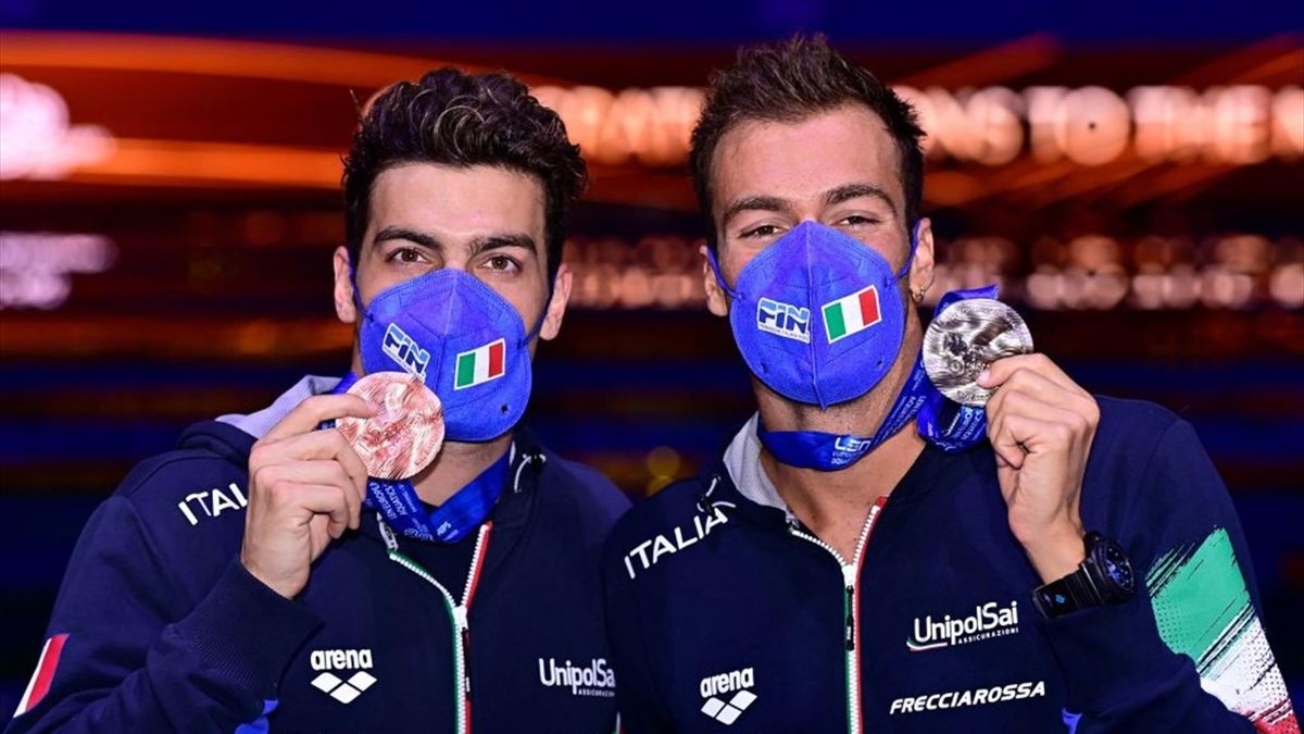 Gabriele Detti e Gregorio Paltrinieri mostrano le medaglie di bronzo e d'argento dopo la finale degli 800 sl agli Europei di nuoto di Budapest 2021