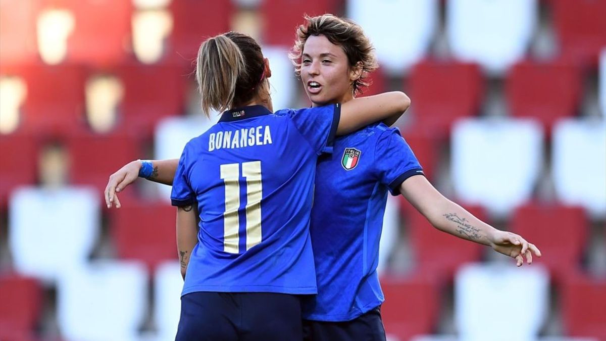 Giacinti e Bonansea esultano per un gol realizzato durante Italia-Moldavia - Qualificazioni Mondiali femminili 2023