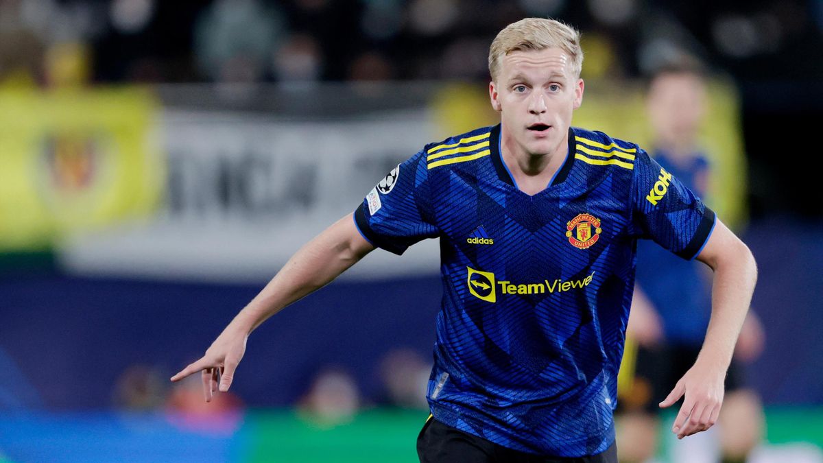 Donny van de Beek playing for Manchester United in the Champions League.