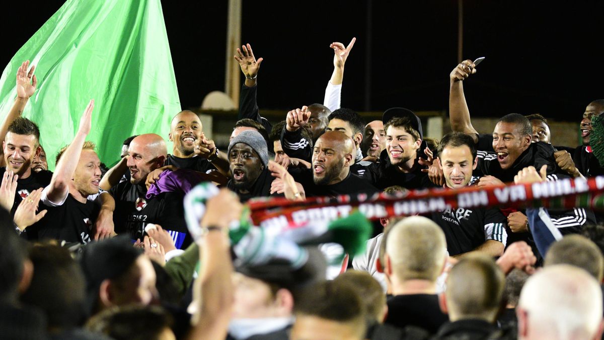 La joie des joueurs de des supporters du Red Stars,qui joueront en Ligue 2 la saison prochaine - National 2014/2015