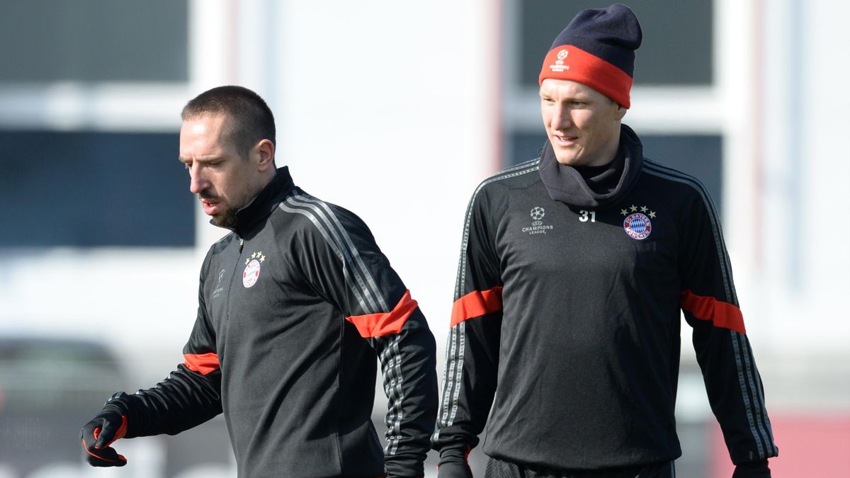 Bayern Munich's French midfielder Franck Ribery (L) is pictured next to his teammate Bayern Munich's midfielder Bastian Schweinsteiger during a training session in Munich, southern Germany, on February 16, 2015