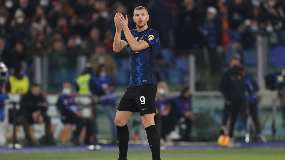 Edin Dzeko applaude il pubblico dell'Olimpico, Roma-Inter, Serie A 2021-22, Getty Images