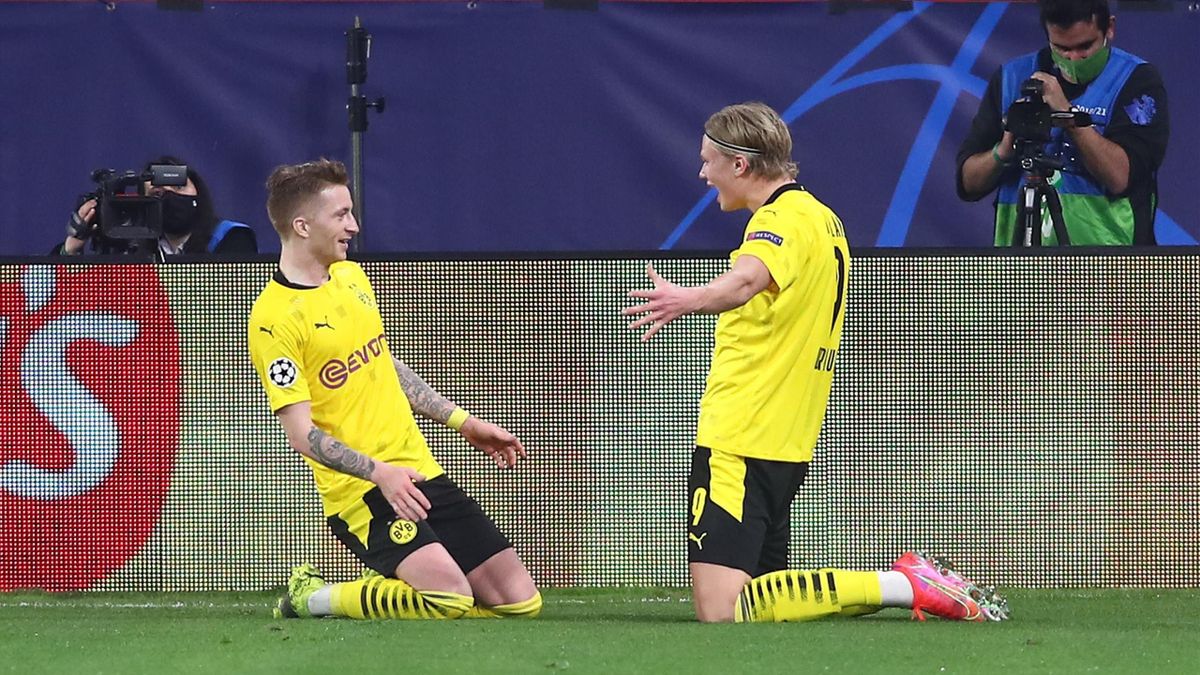 Erling Haaland și Marco Reus celebrând un gol în partida Sevilla-Borussia Dortmund