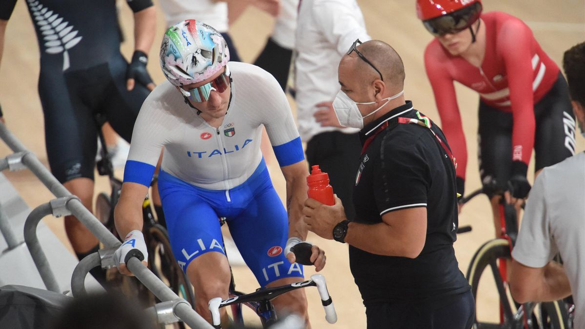 Il ct Marco Villa dà indicazioni a Elia Viviani prima dell'Omnium alle Olimpiadi di Tokyo 2020 - Imago pub not in FRAxNED