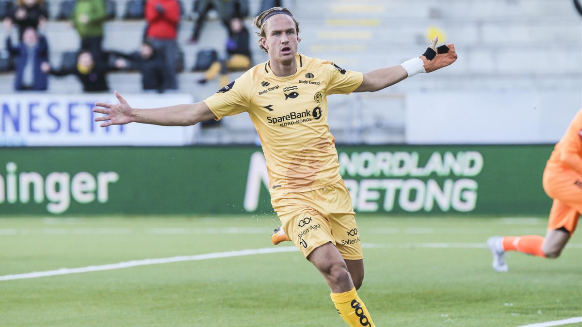 Erik Botheim feirer 1-0-scoringen mot Tromsø.