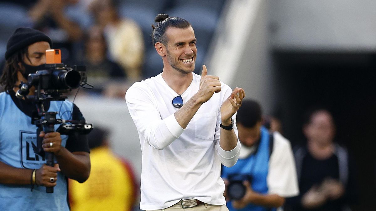 Gareth Bale of Los Angeles FC waves to fans before a game against the Los Angeles Galaxy in the first half at Banc of California Stadium on July 08, 2022 in Los Angeles, California.