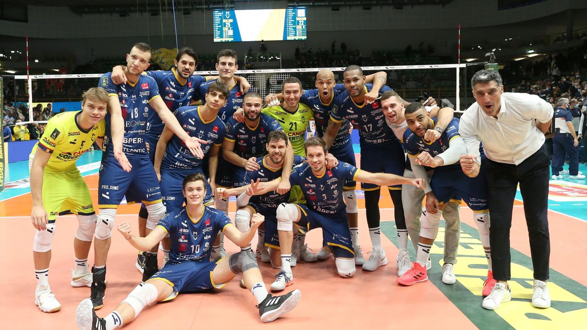 La PerkinElmer Leo Shoes Modena festeggia la vittoria (3-0) sull'Itas Trentino, nel 7° turno di Superlega 2021-22