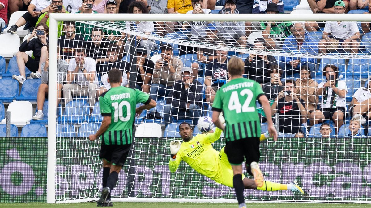REGGIO NELL'EMILIA, ITALY - AUGUST 30: Mike Maignan of AC Milan saves a penalty kick during the Serie A match between US Sassuolo and AC MIlan at Mapei Stadium - Citta' del Tricolore on August 30, 2022 in Reggio nell'Emilia, Italy. (Photo by Emmanuele Cia