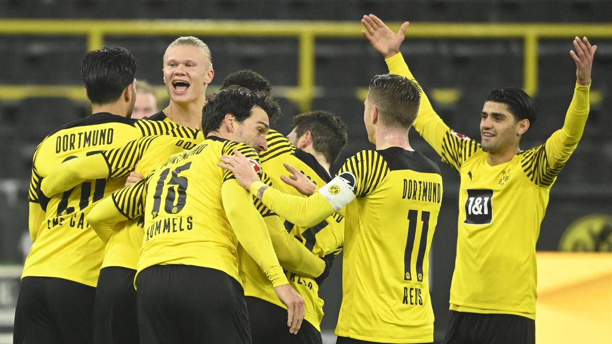 Dortmund's players celebrate the 2-0 during the German first division Bundesliga football match between Borussia Dortmund v SC Freiburg in Dortmund, western Germany on January 14, 2022. - DFL REGULATIONS PROHIBIT ANY USE OF PHOTOGRAPHS AS IMAGE SEQUENCES