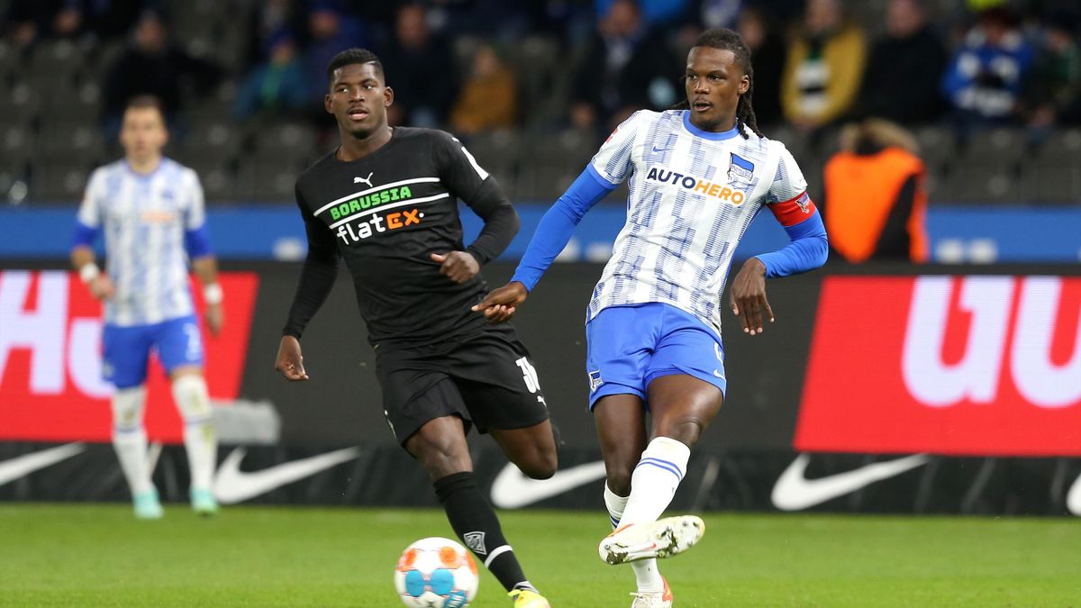 Dedryck Boyata of Hertha BSC passes the ball whilst under pressure from Breel Embolo of Borussia Monchengladbach during the Bundesliga match between Hertha BSC and Borussia Mönchengladbach at Olympiastadion on October 23, 2021 in Berlin, Germany