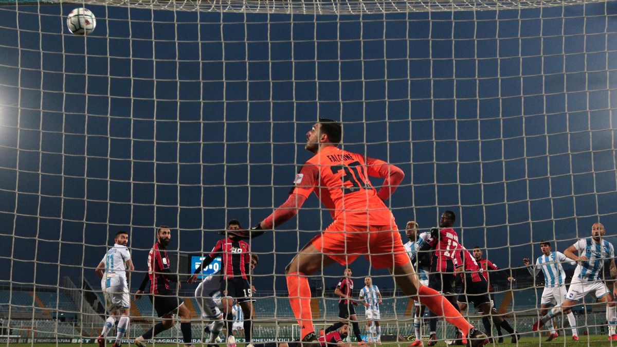 Pescara-Cosenza, Serie B 2020-2021: il colpo di testa al 93' di Rodrigo Guth (Pescara) col pallone che si stampa sula traversa (Getty Images)