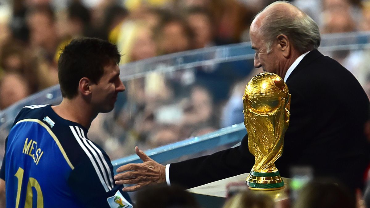 Sepp Blatter remet le trophée de meilleur joueur de la Coupe du monde à Lionel Messi
