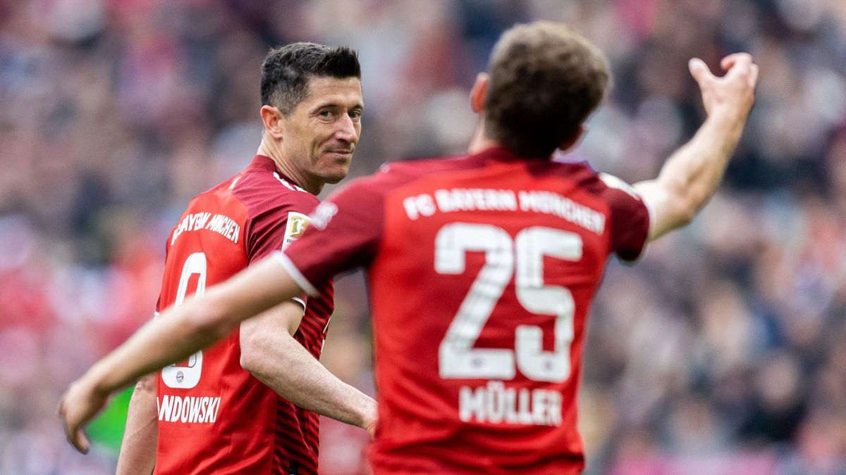 Robert Lewandowski (li.) mit Bayern-Teamkollege Thomas Müller (re.)