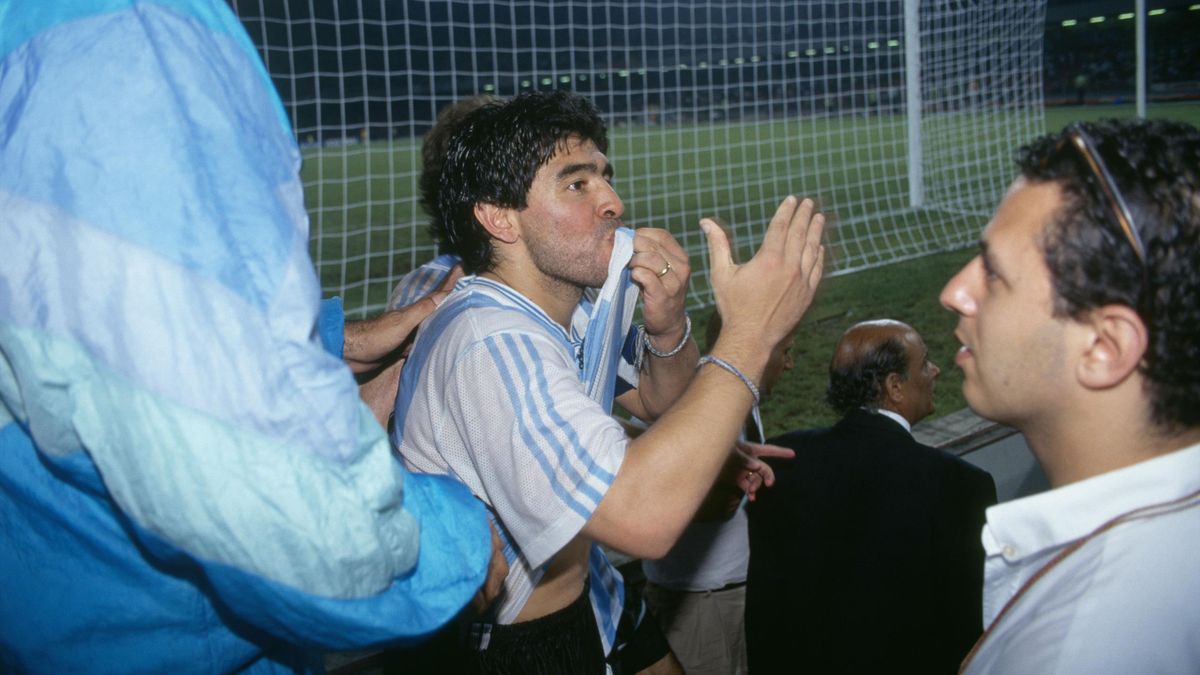 Diego Armando Maradona esulta dopo la vittoria ai rigori contro l'Italia in semifinale al San Paolo