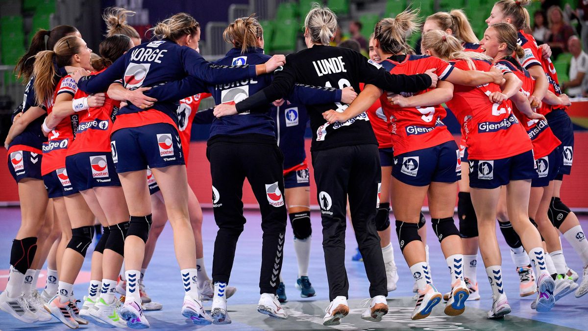 A győztes norvég csapat ünnepel a női kézilabda Európa-bajnokság Norvégia - Svédország mérkőzése után a ljubljanai Stozice Arénában 2022. november 12-én. A norvég csapat 27-25-re nyert. MTI/Czeglédi Zsolt