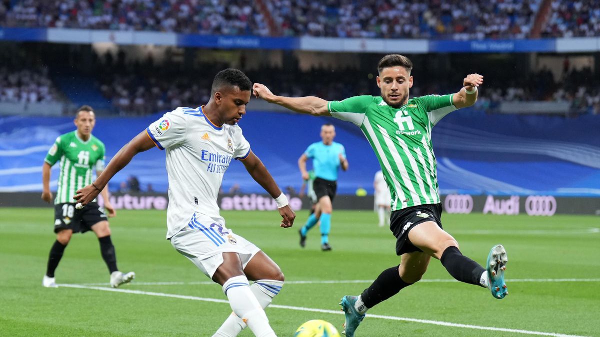MADRID, SPAIN - MAY 20: Rodrygo of Real Madrid is challenged by Alex Moreno of Real Betis during the LaLiga Santander match between Real Madrid CF and Real Betis at Estadio Santiago Bernabeu on May 20, 2022 in Madrid, Spain. (Photo by Angel Martinez/Getty