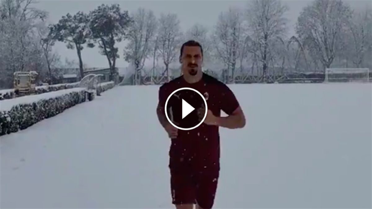 Milan Zlatan Ibrahimovic Corre Sotto La Neve Provate A Fermarmi Eurosport