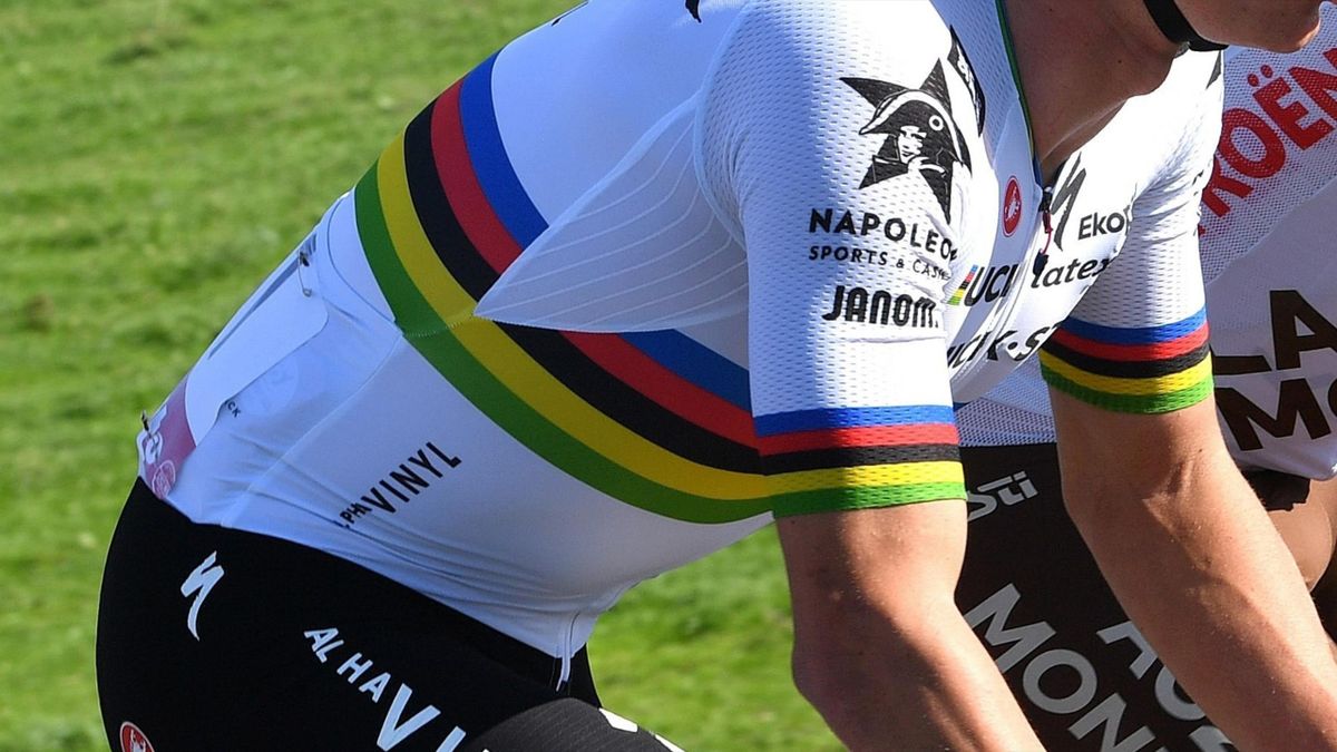 Detalle del maillot de Remco Evenepoel y ese 'triángulo' que no está acorde a la normativa UCI en el diseño