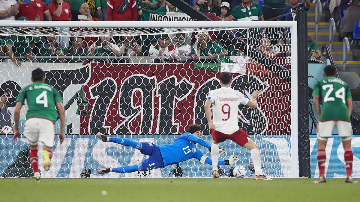 Robert Lewandowski de Polonia dispara un penal que es salvado por Guillermo Ochoa de México durante el partido del Grupo C de la Copa Mundial de la FIFA Qatar 2022 entre México y Polonia en el Estadio 974 el 22 de noviembre de 2022 en Doha, Qatar.  (Foto por Juan Luis Díaz)